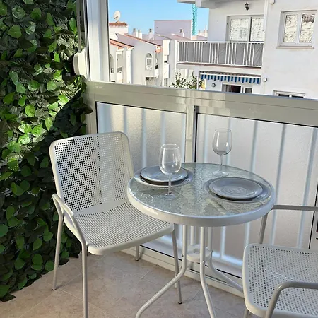 Sunlight - Soleado Con Balcon Y Piscina En El Centro De *